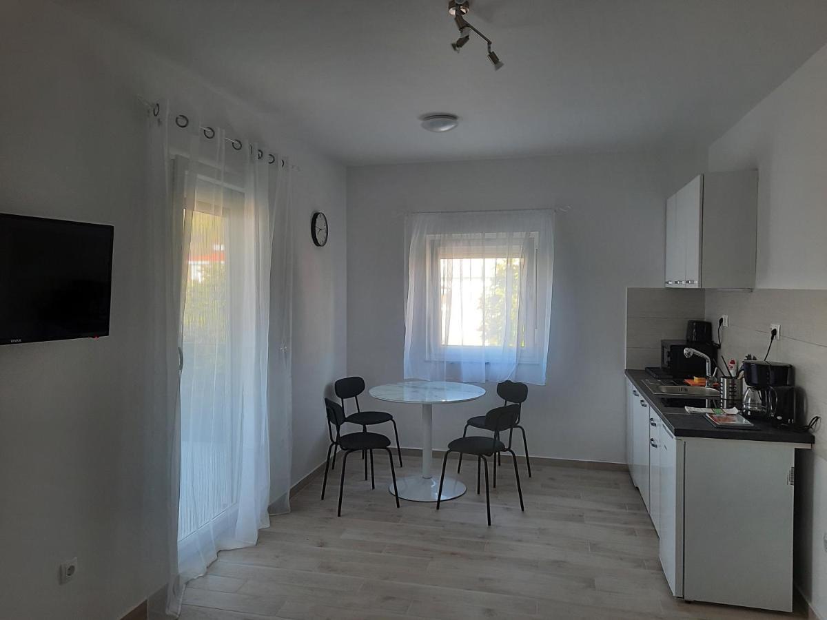 Apartments Matkovic Vir Luaran gambar